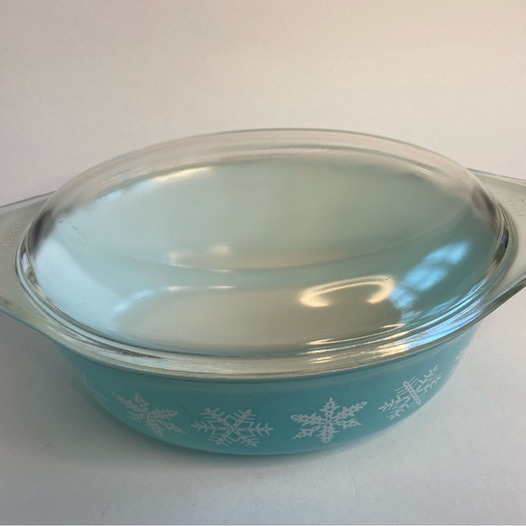 Vintage Pyrex Turquoise Snowflake 1 1/2 Quart Casserole Dish with Original Lid - Picture 3 of 11